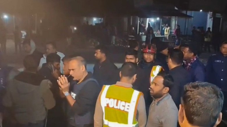 গাইবান্ধায় আওয়ামী লীগ নেতাকে গ্রেফতারে পুলিশের ওপর হামলা, আহত ৪...