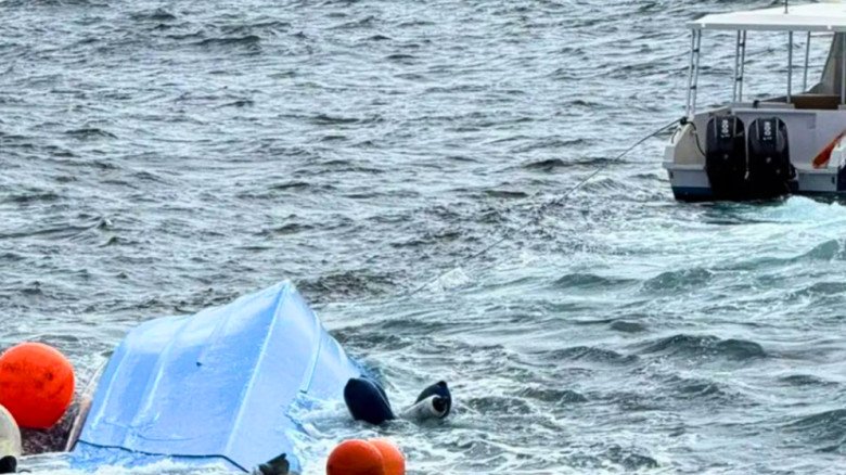 ওমান উপকূলে পর্যটকবাহী নৌকা ডুবে নিহত ৩, উদ্ধার অভিযান চলমান...