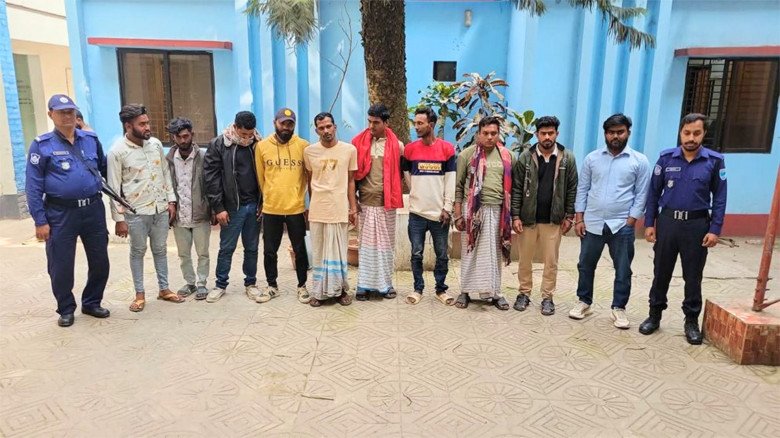 সাভারে ডাকাতি প্রস্তুতিকালে ৯ সদস্য আটক, সাবেক রাজনৈতিক সংশ্লিষ্টতা ঘিরে আলোচনা...