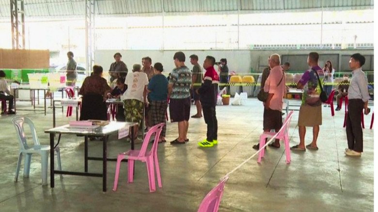 থাইল্যান্ডে জাতীয় নির্বাচন শুরু, সংবিধান সংস্কার নিয়ে গণভোটেও অংশ নিচ্ছে জনগণ