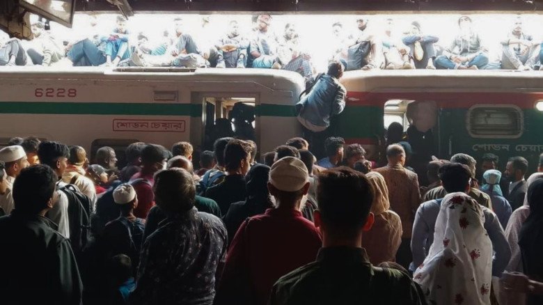 ভোটের ছুটিতে ঘরে ফেরা মানুষের ঢল, বাস-ট্রেন টার্মিনালে উপচে পড়া ভিড়