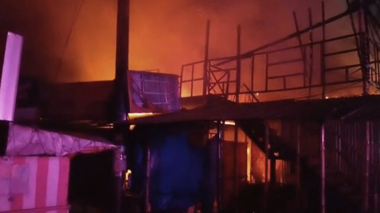 পূর্বাচল নীলা মার্কেটে ভয়াবহ আগুন: মুহূর্তেই পুড়ে ছাই ৫ দো