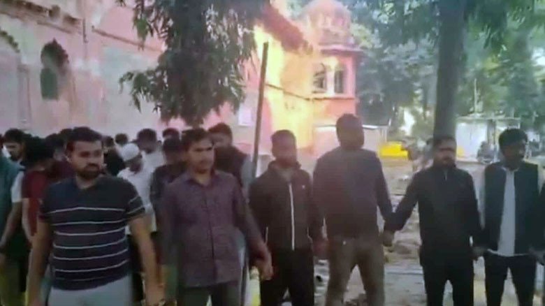 ভারতে নামাজরত শিক্ষার্থীদের নিরাপত্তায় ঢাল হয়ে দাঁড়ালো হিন্দ