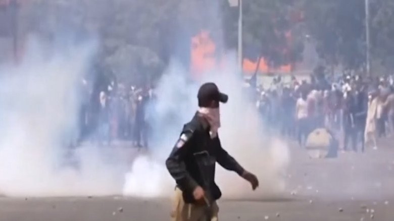 করাচিতে মার্কিন কনস্যুলেট ঘিরে বিক্ষোভ, সংঘর্ষে ৯ নিহত