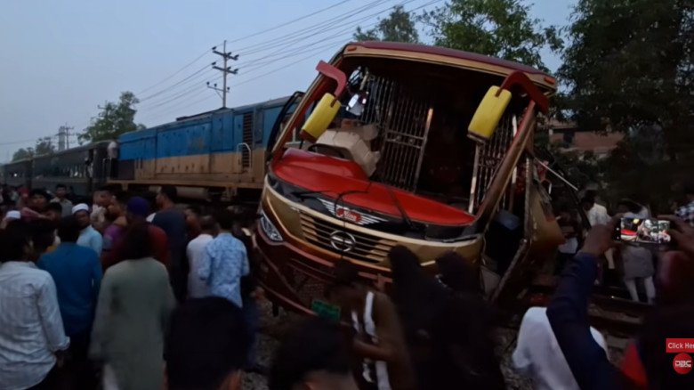কুমিল্লায় ট্রেন-বাস সংঘর্ষে নিহত ১২, আহত বহু