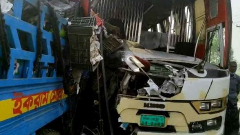 মাধবপুরে বাস-পিকআপ সংঘর্ষে নিহত ৪, সড়কে মৃত্যু বাড়ছেই